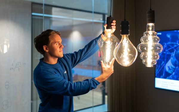 elektriker fra norgeseliten fester lyspærer i næringsbygg